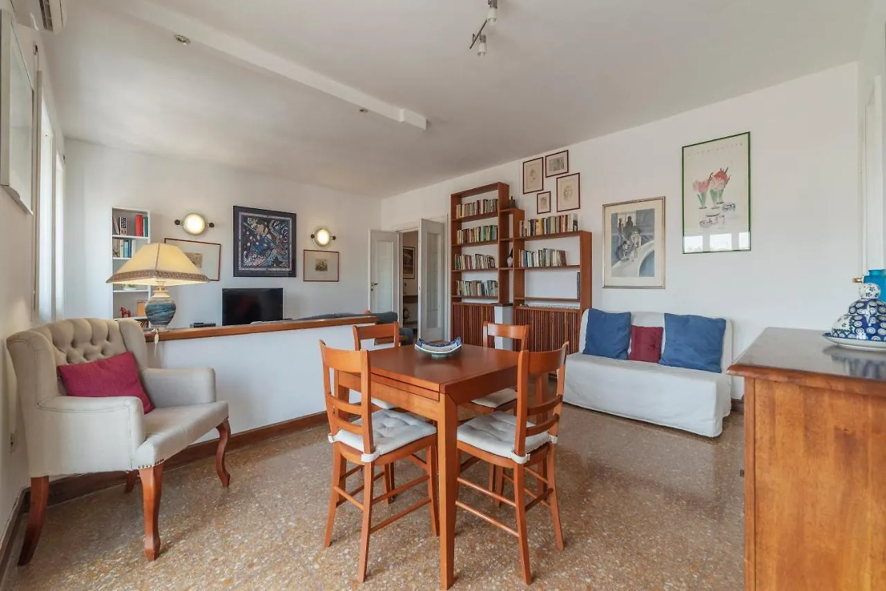 Roomy And Bright Apartment With Terrace Rome Italy