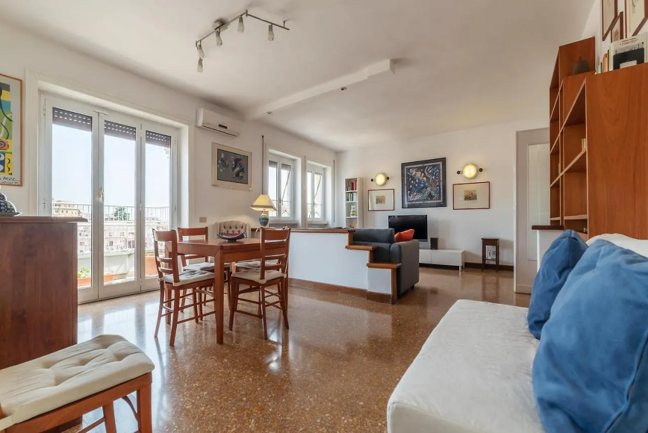 Roomy And Bright Apartment With Terrace Rome