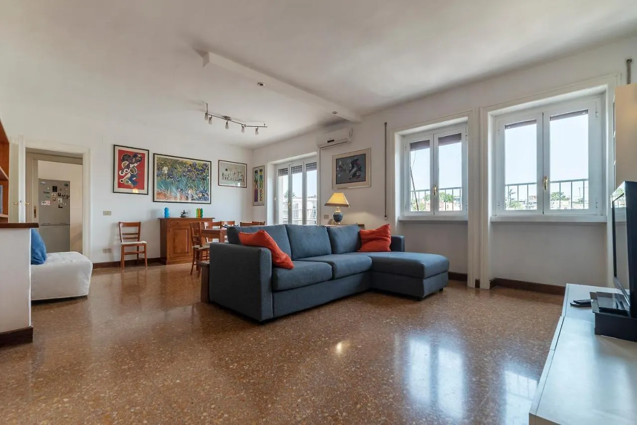 Roomy And Bright Apartment With Terrace Rome