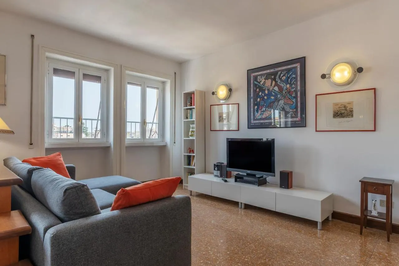 Roomy And Bright Apartment With Terrace Rome Italy