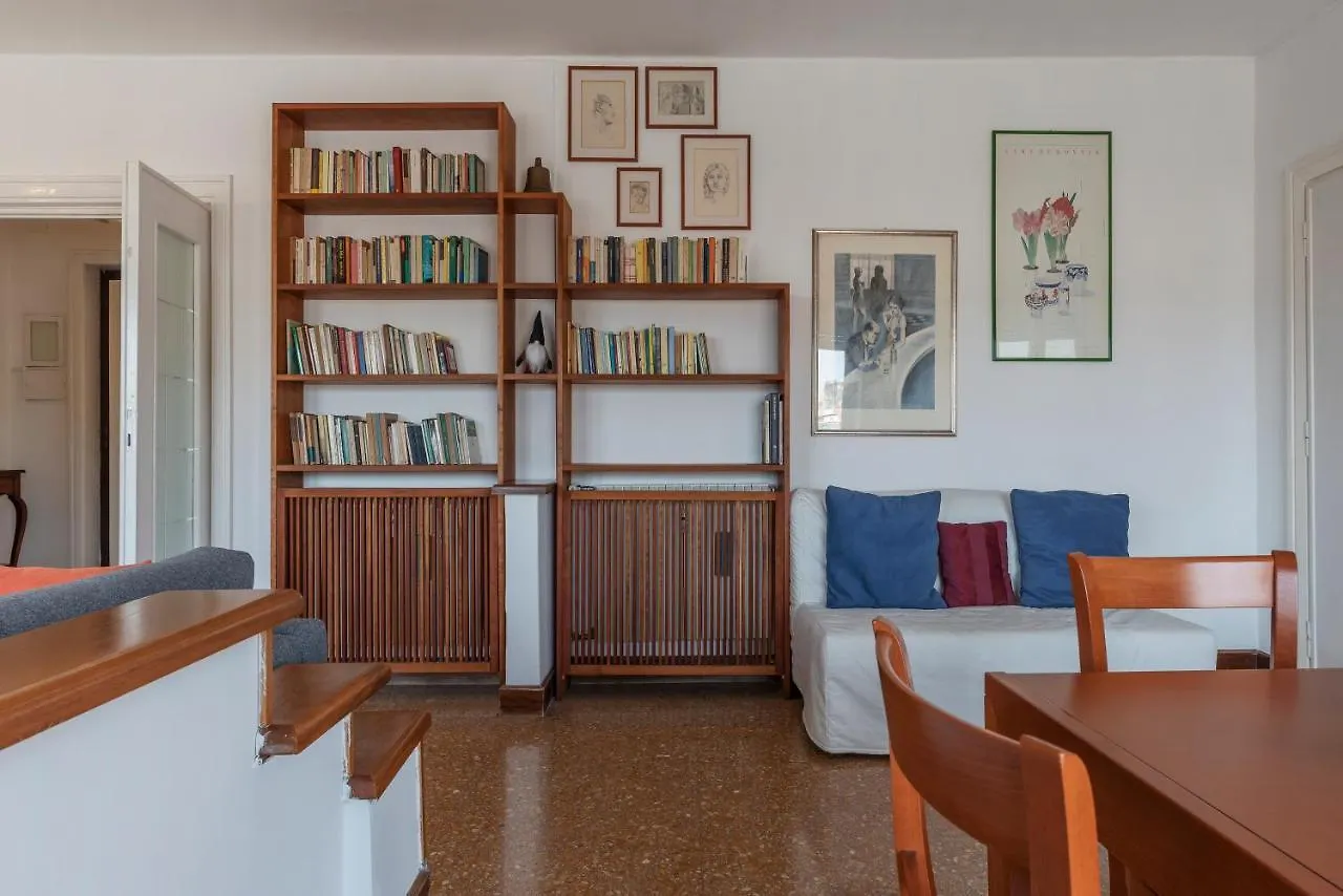 Roomy And Bright Apartment With Terrace Rome