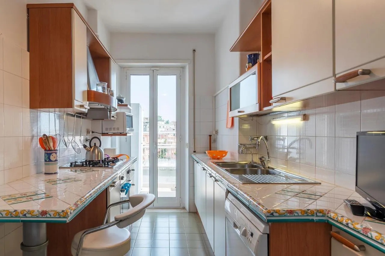 Roomy And Bright Apartment With Terrace Rome