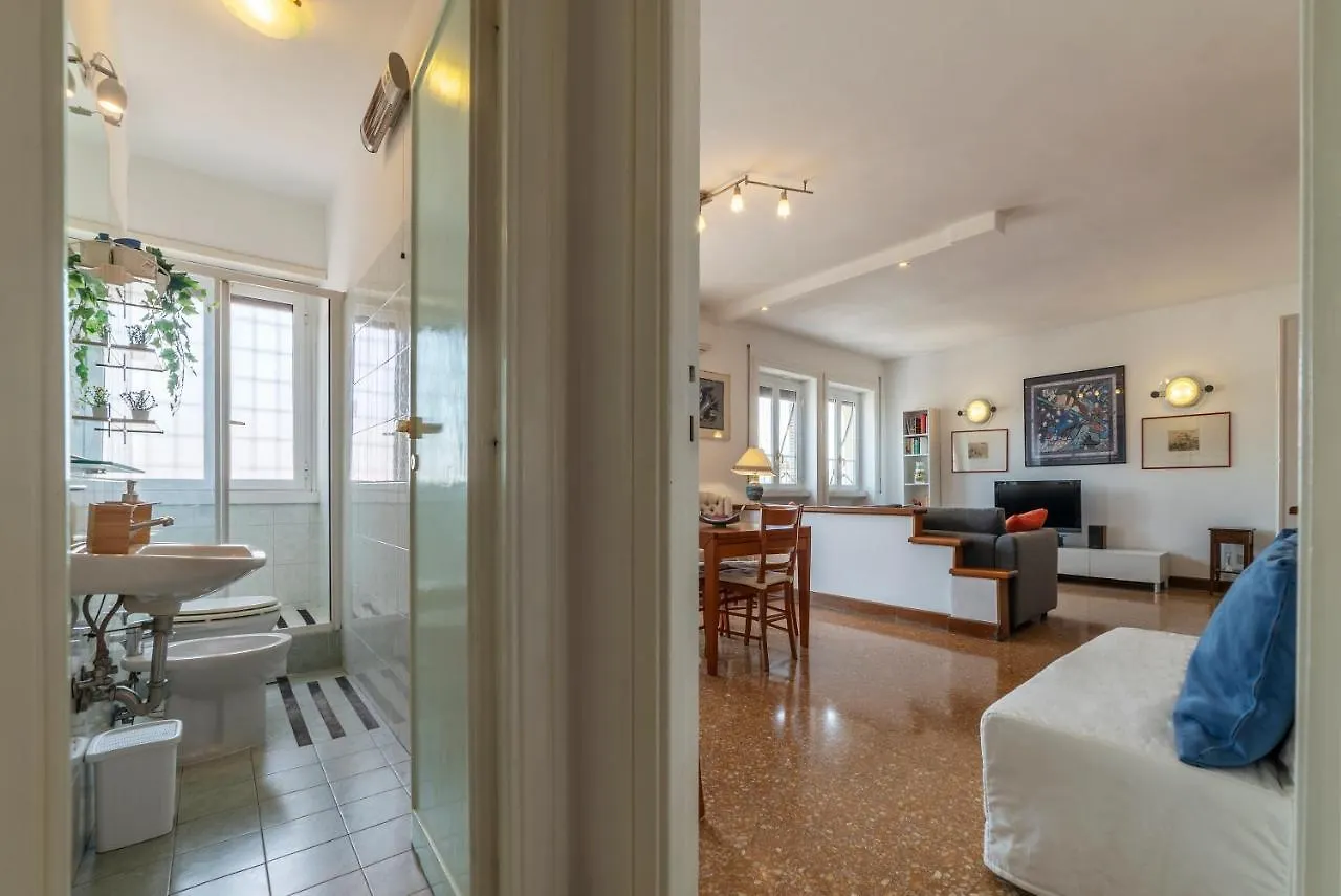 Roomy And Bright Apartment With Terrace Rome