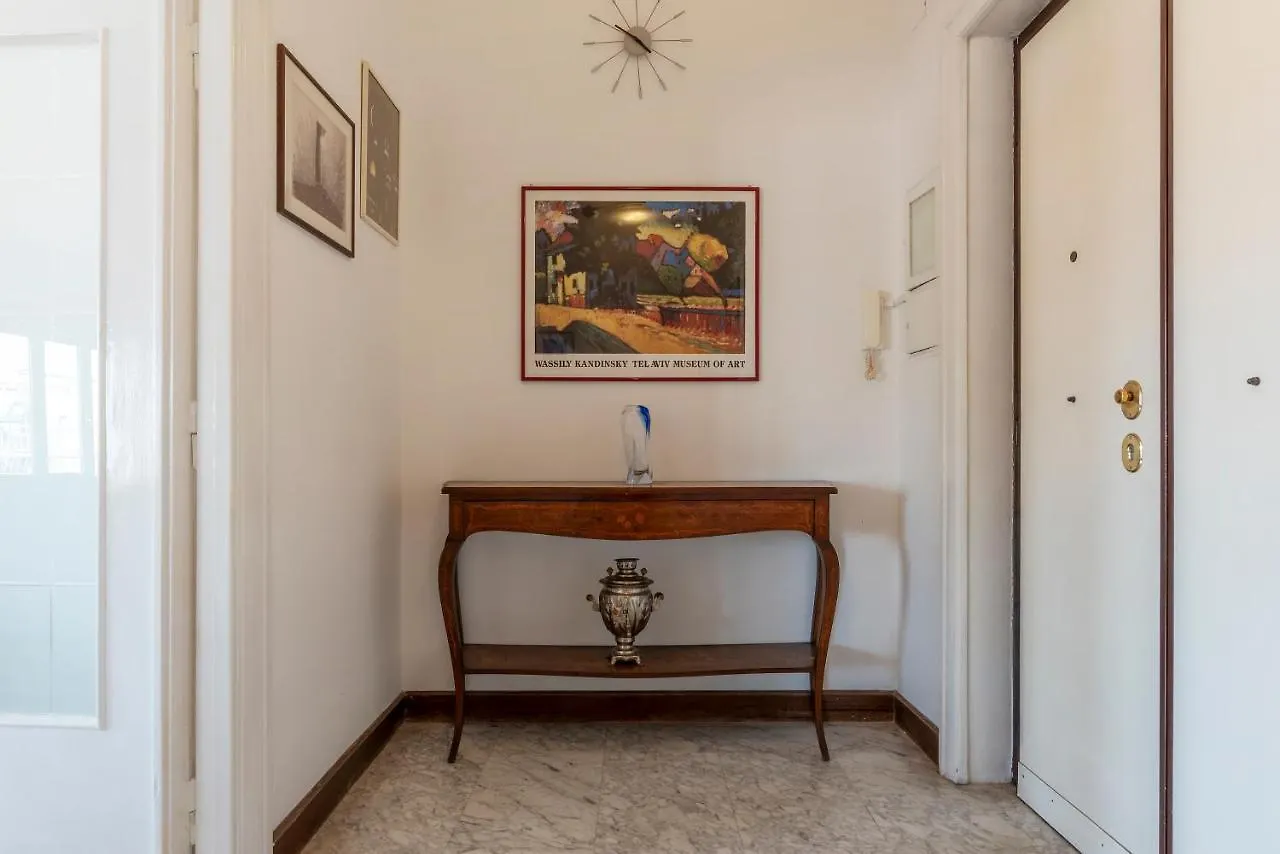 Roomy And Bright Apartment With Terrace Rome